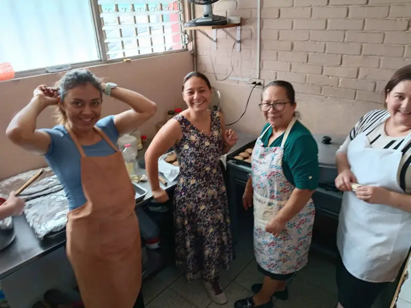 Voluntarias sonrientes en la cocina