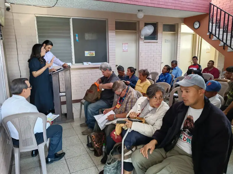 Una maestra comparte la Palabra con un grupo sentado en el patio